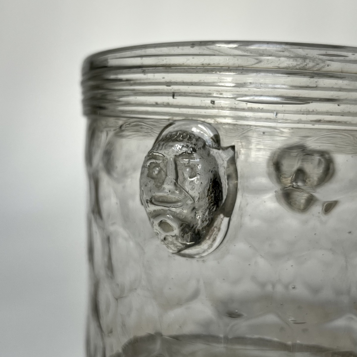 Rafraîchissoir alvéolé en verre à décor de mascarons XVIIIe siècle - 18e-photo-2