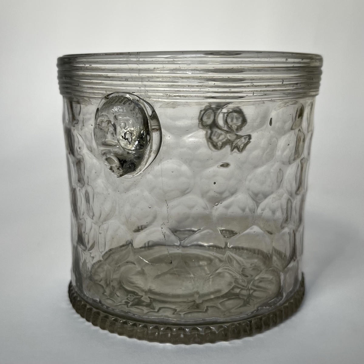 Rafraîchissoir alvéolé en verre à décor de mascarons XVIIIe siècle - 18e-photo-3