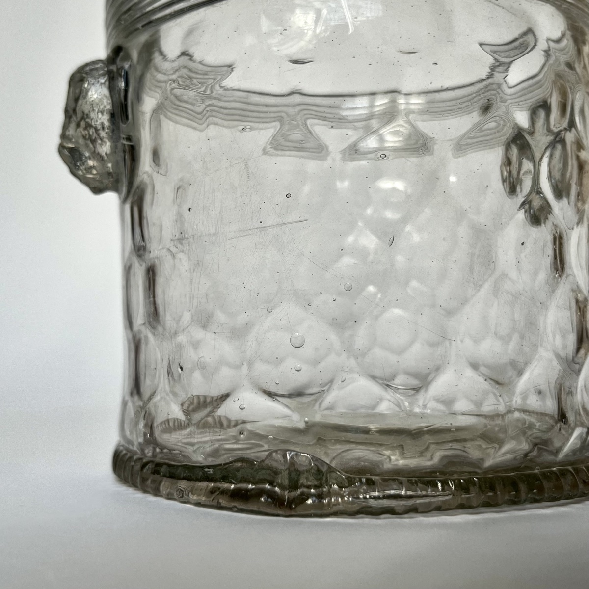 Rafraîchissoir alvéolé en verre à décor de mascarons XVIIIe siècle - 18e-photo-4