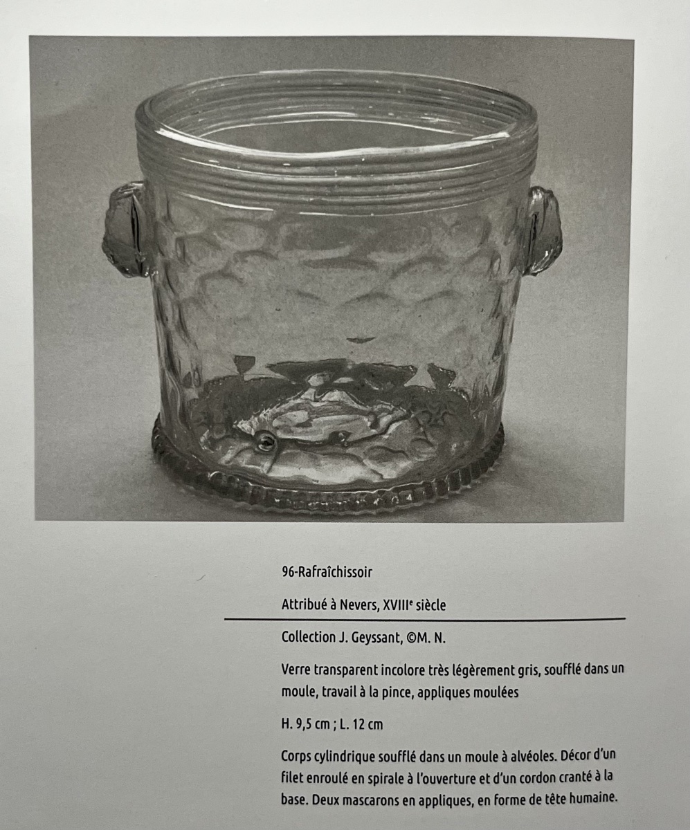 Nevers XVIIIe - Rafraîchissoir alvéolé en verre à décor de mascarons 18e siècle -photo-2