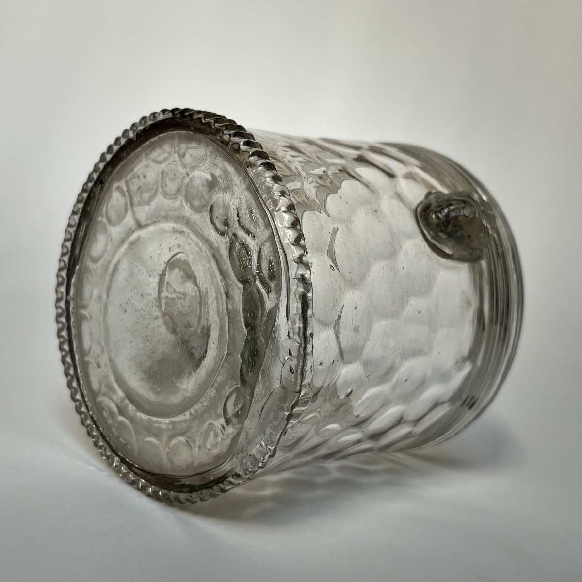 Rafraîchissoir alvéolé en verre à décor de mascarons XVIIIe siècle - 18e-photo-1