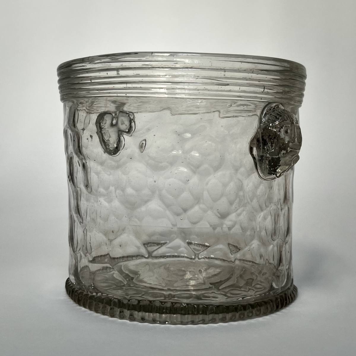 Rafraîchissoir alvéolé en verre à décor de mascarons XVIIIe siècle - 18e-photo-2