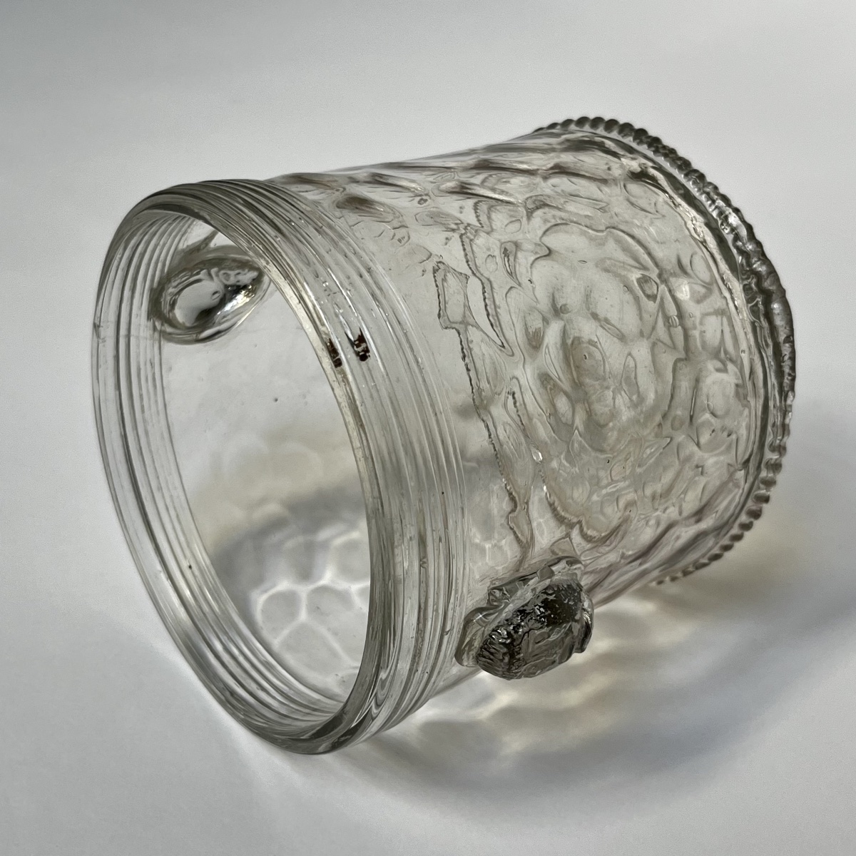 Rafraîchissoir alvéolé en verre à décor de mascarons XVIIIe siècle - 18e-photo-3