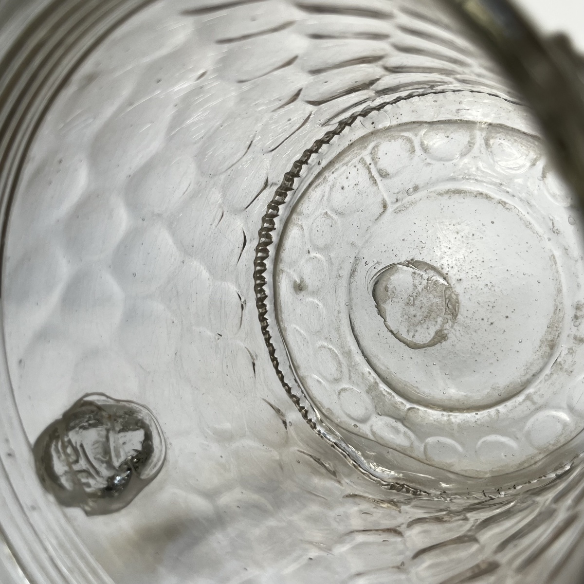 Rafraîchissoir alvéolé en verre à décor de mascarons XVIIIe siècle - 18e-photo-4