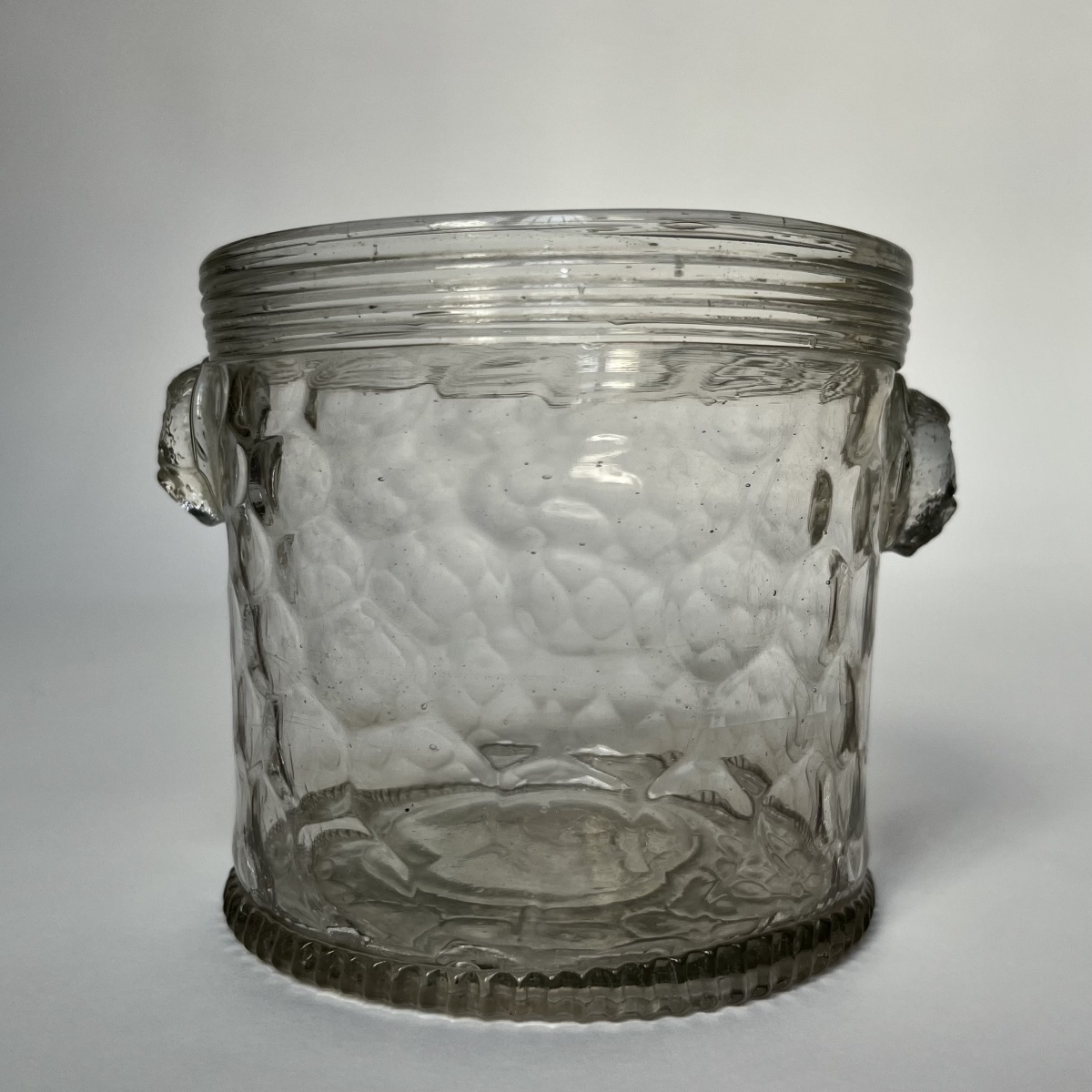 Rafraîchissoir alvéolé en verre à décor de mascarons XVIIIe siècle - 18e-photo-5