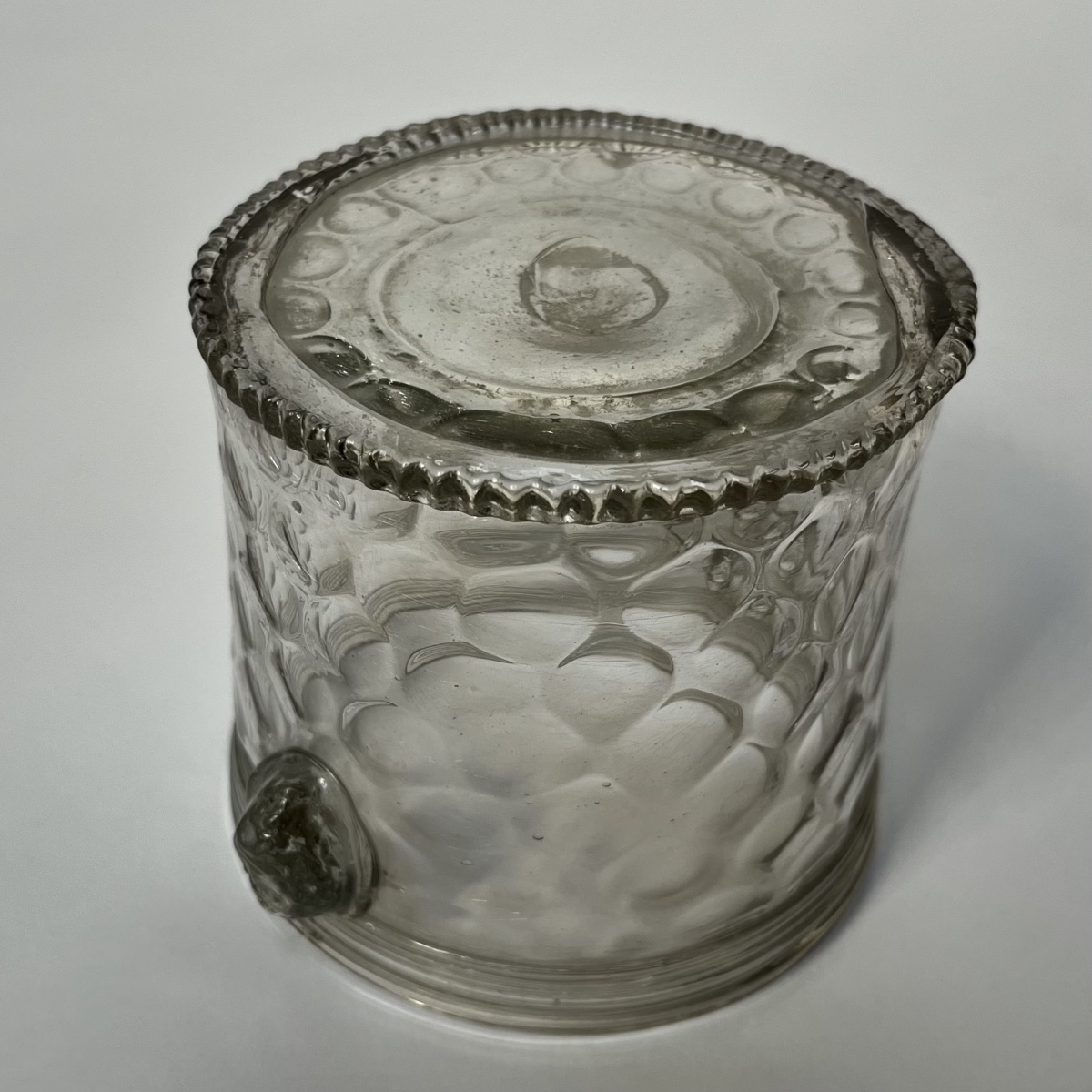 Rafraîchissoir alvéolé en verre à décor de mascarons XVIIIe siècle - 18e-photo-6