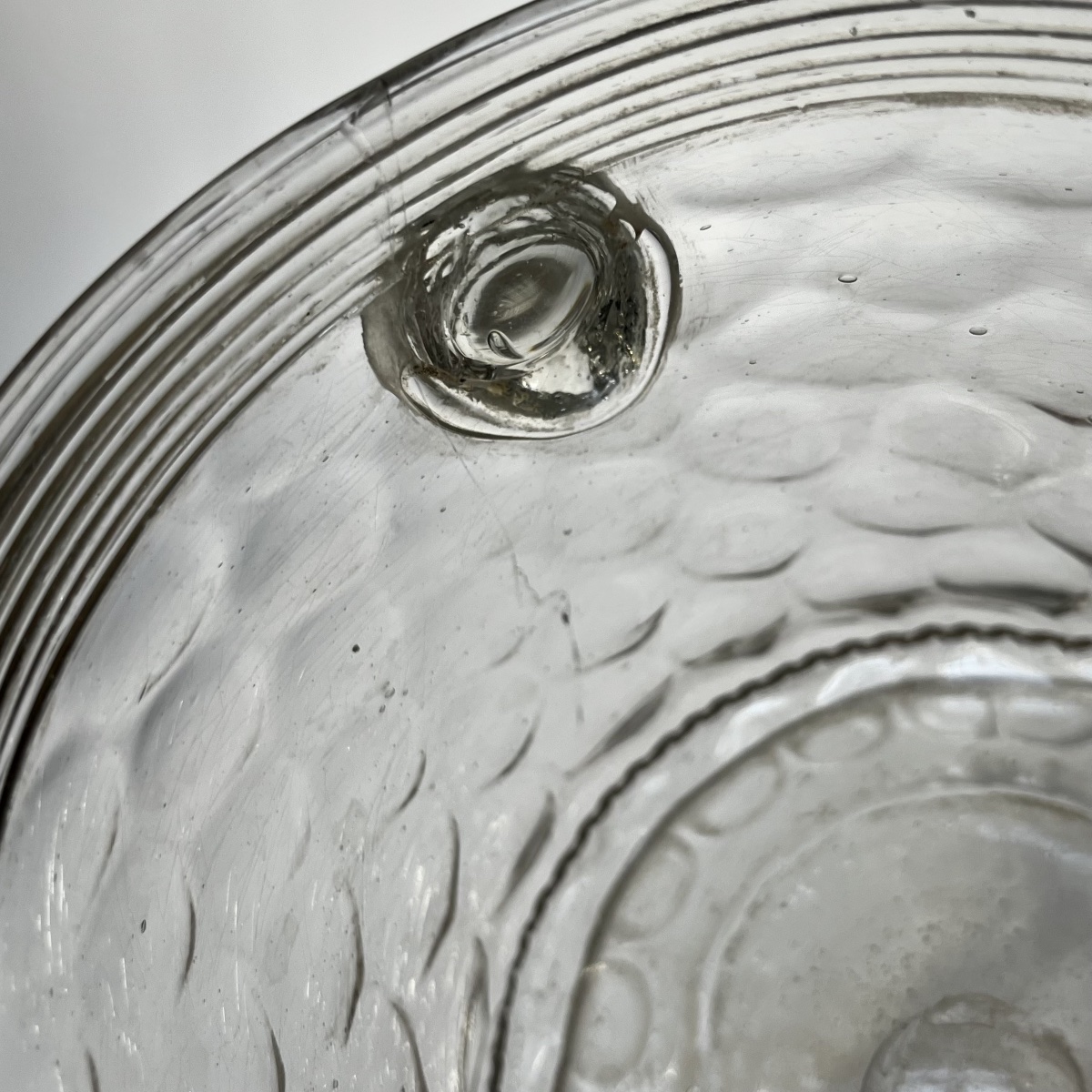 Rafraîchissoir alvéolé en verre à décor de mascarons XVIIIe siècle - 18e-photo-7