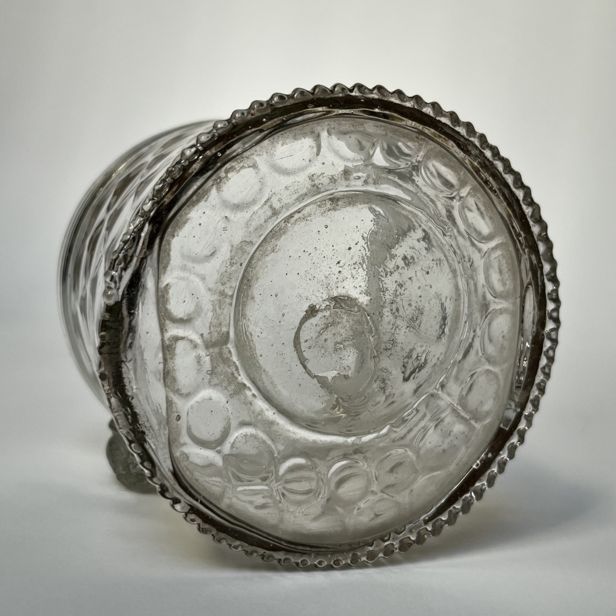 Rafraîchissoir alvéolé en verre à décor de mascarons XVIIIe siècle - 18e-photo-8
