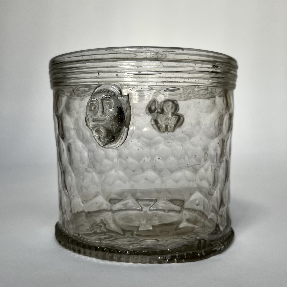 Rafraîchissoir alvéolé en verre à décor de mascarons XVIIIe siècle - 18e