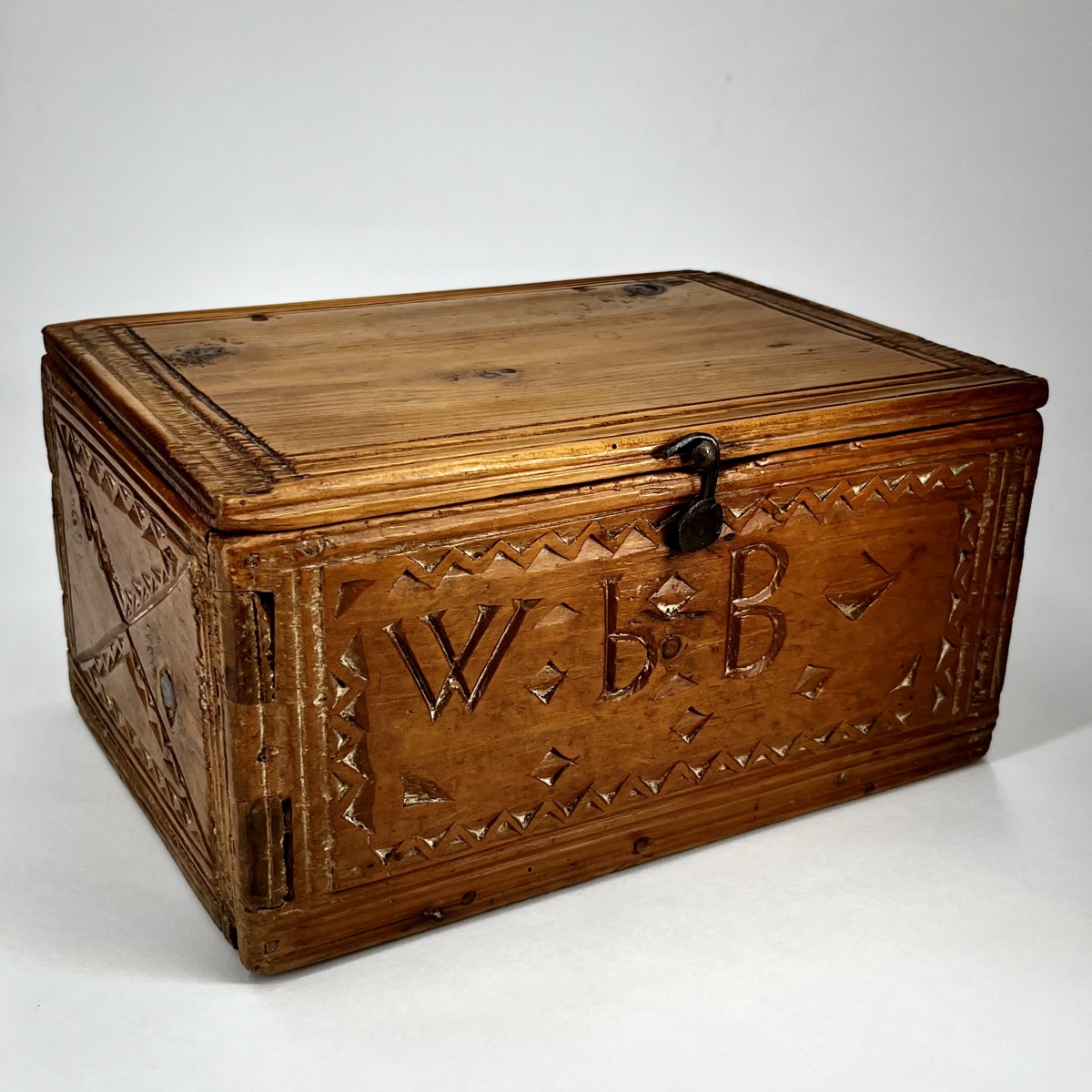 Coffret en bois sculpté à décor géométrique et monogramme - Art populaire du XIXe siècle 19e -photo-2