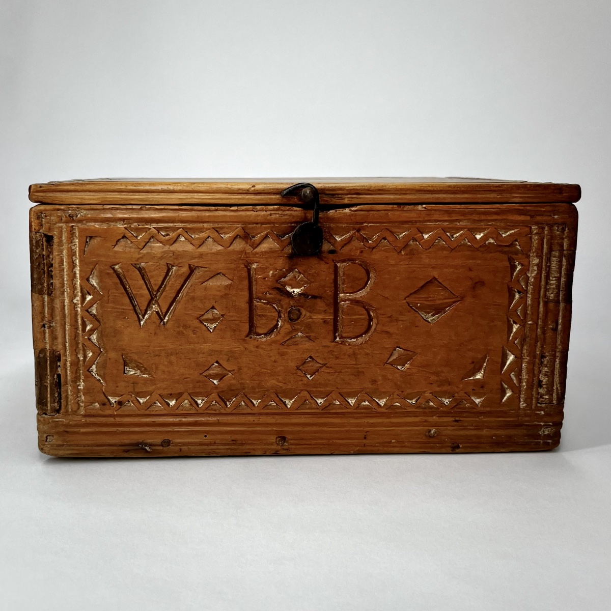 Coffret en bois sculpté à décor géométrique et monogramme - Art populaire du XIXe siècle 19e -photo-3