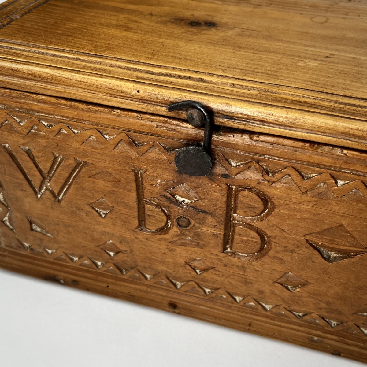 Coffret en bois sculpté à décor géométrique et monogramme - Art populaire du XIXe siècle 19e -photo-4