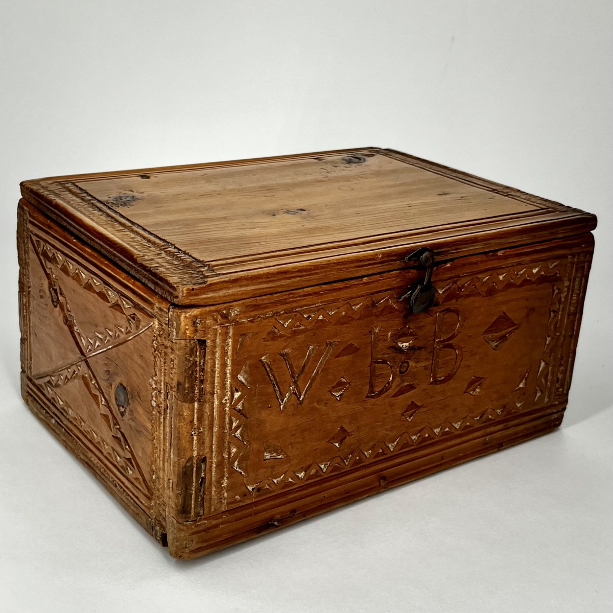 Coffret en bois sculpté à décor géométrique et monogramme - Art populaire du XIXe siècle 19e -photo-5