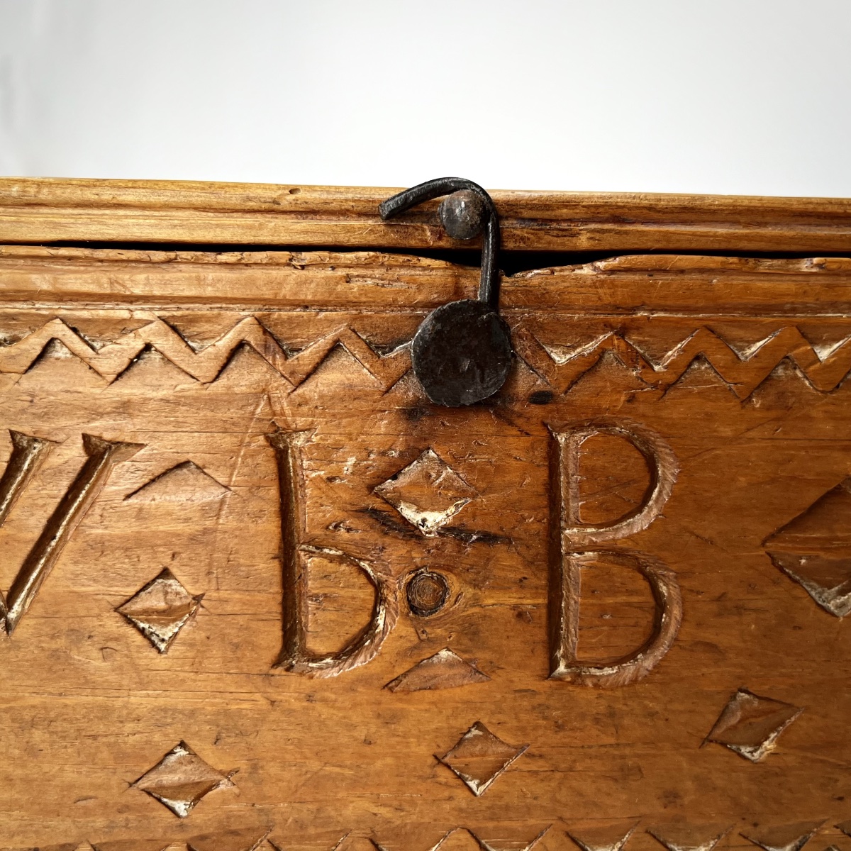 Coffret en bois sculpté à décor géométrique et monogramme - Art populaire du XIXe siècle 19e -photo-6