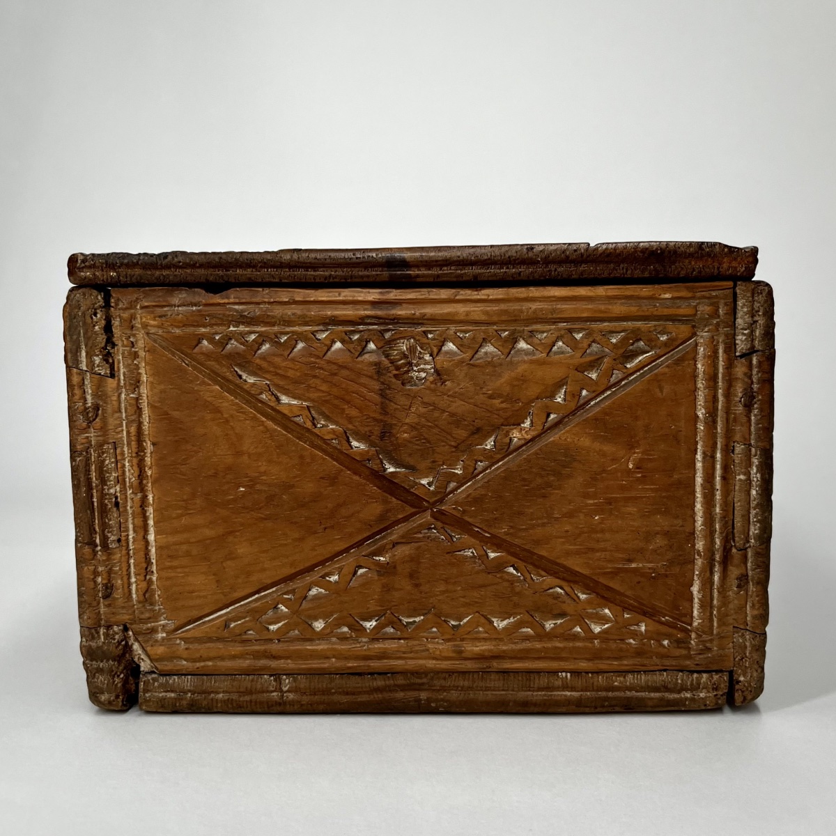 Coffret en bois sculpté à décor géométrique et monogramme - Art populaire du XIXe siècle 19e -photo-1