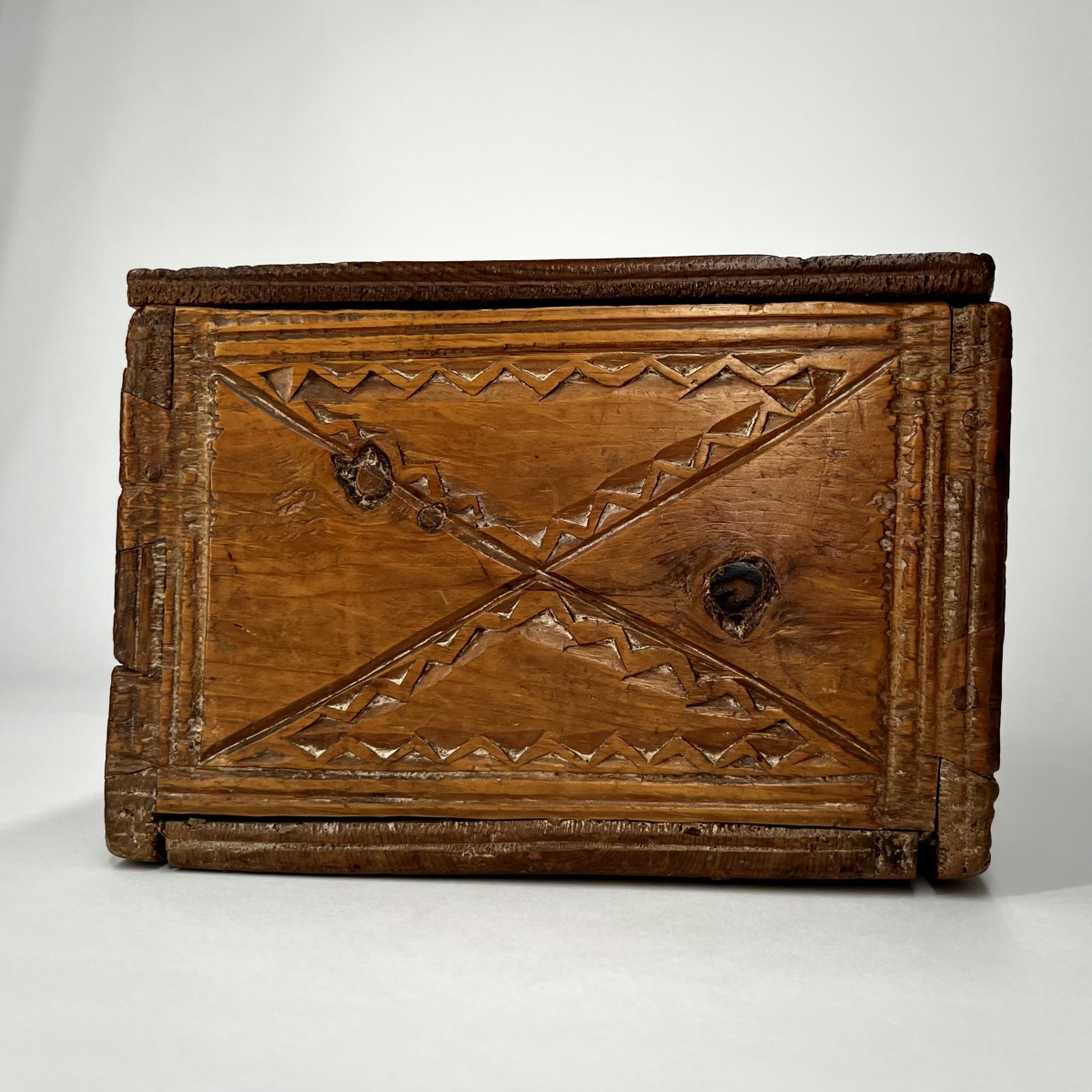 Coffret en bois sculpté à décor géométrique et monogramme - Art populaire du XIXe siècle 19e -photo-3