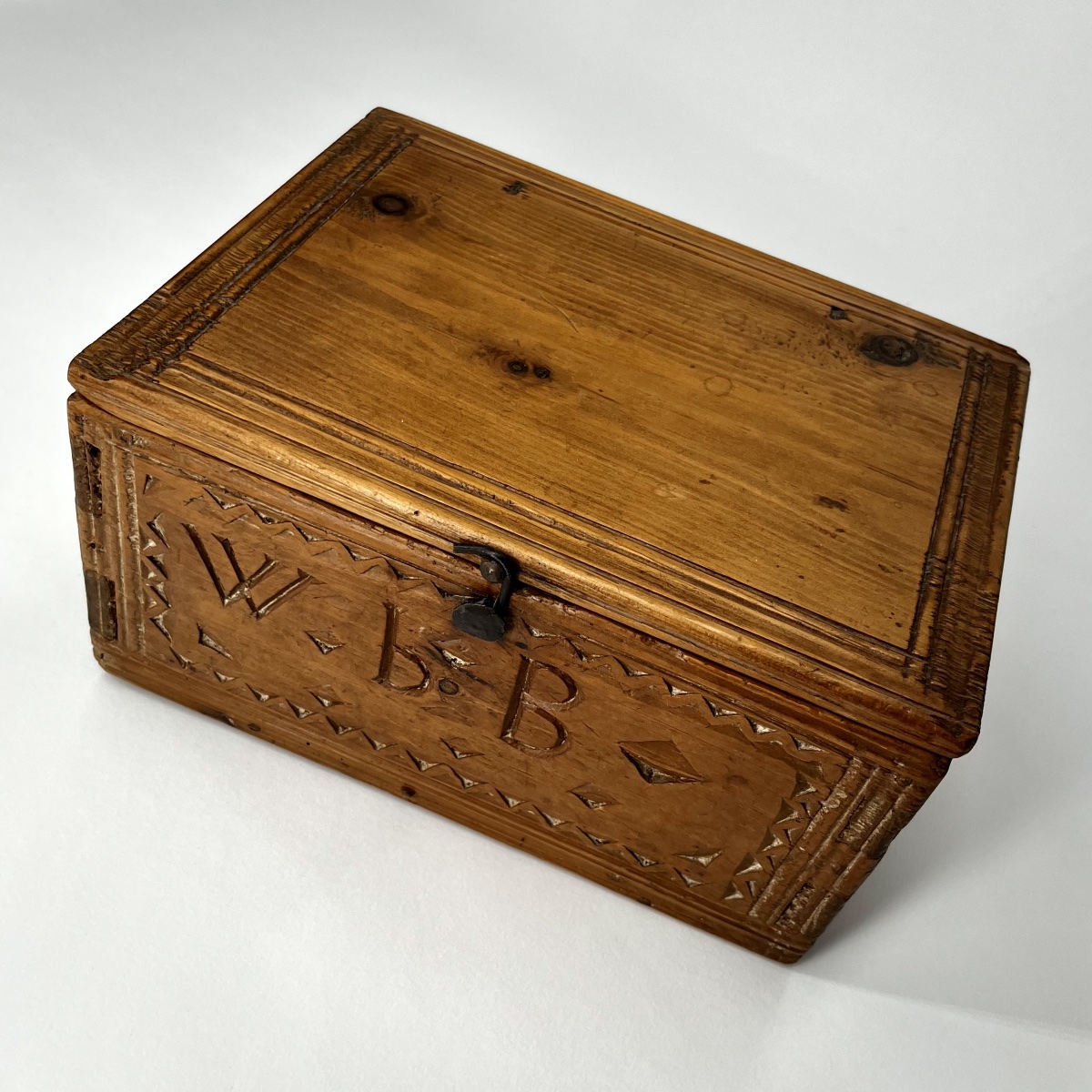 Coffret en bois sculpté à décor géométrique et monogramme - Art populaire du XIXe siècle 19e -photo-4