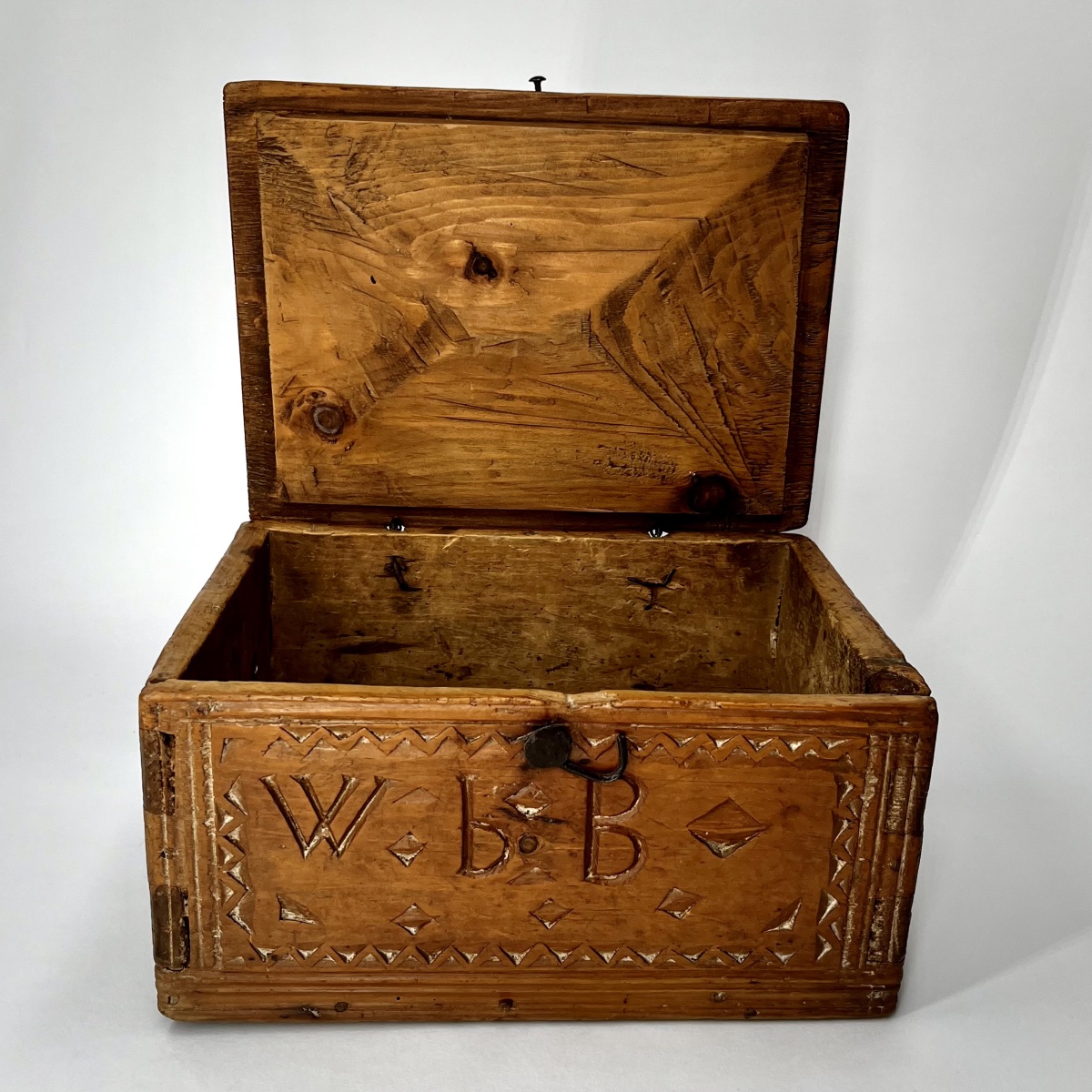 Coffret en bois sculpté à décor géométrique et monogramme - Art populaire du XIXe siècle 19e 