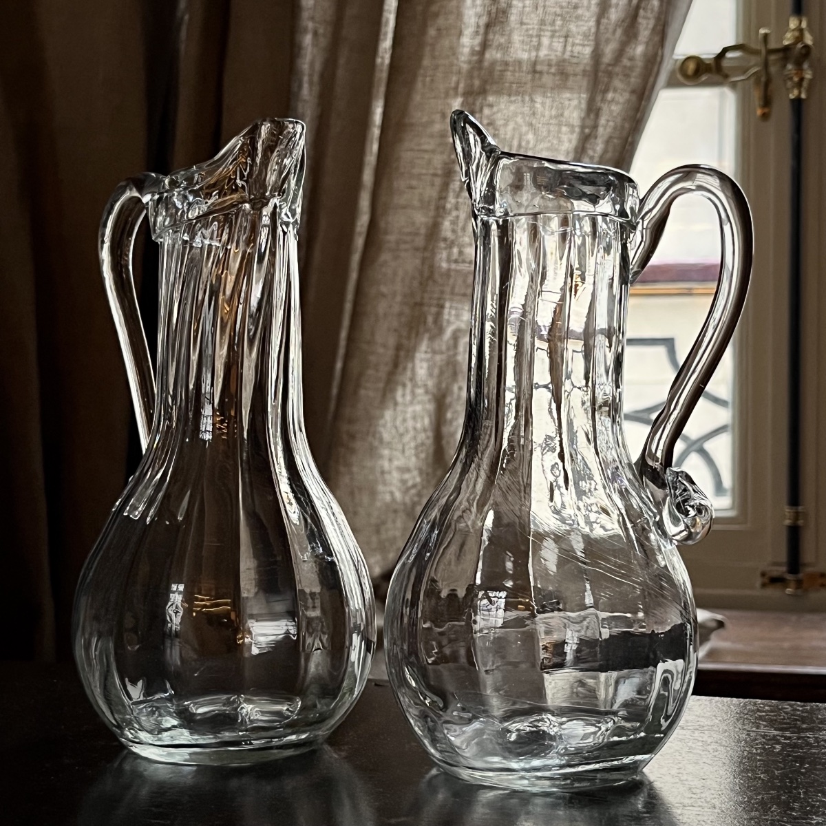 Paire de pichets normands à côtes en verre soufflé du XIXe siècle art populaire 19e