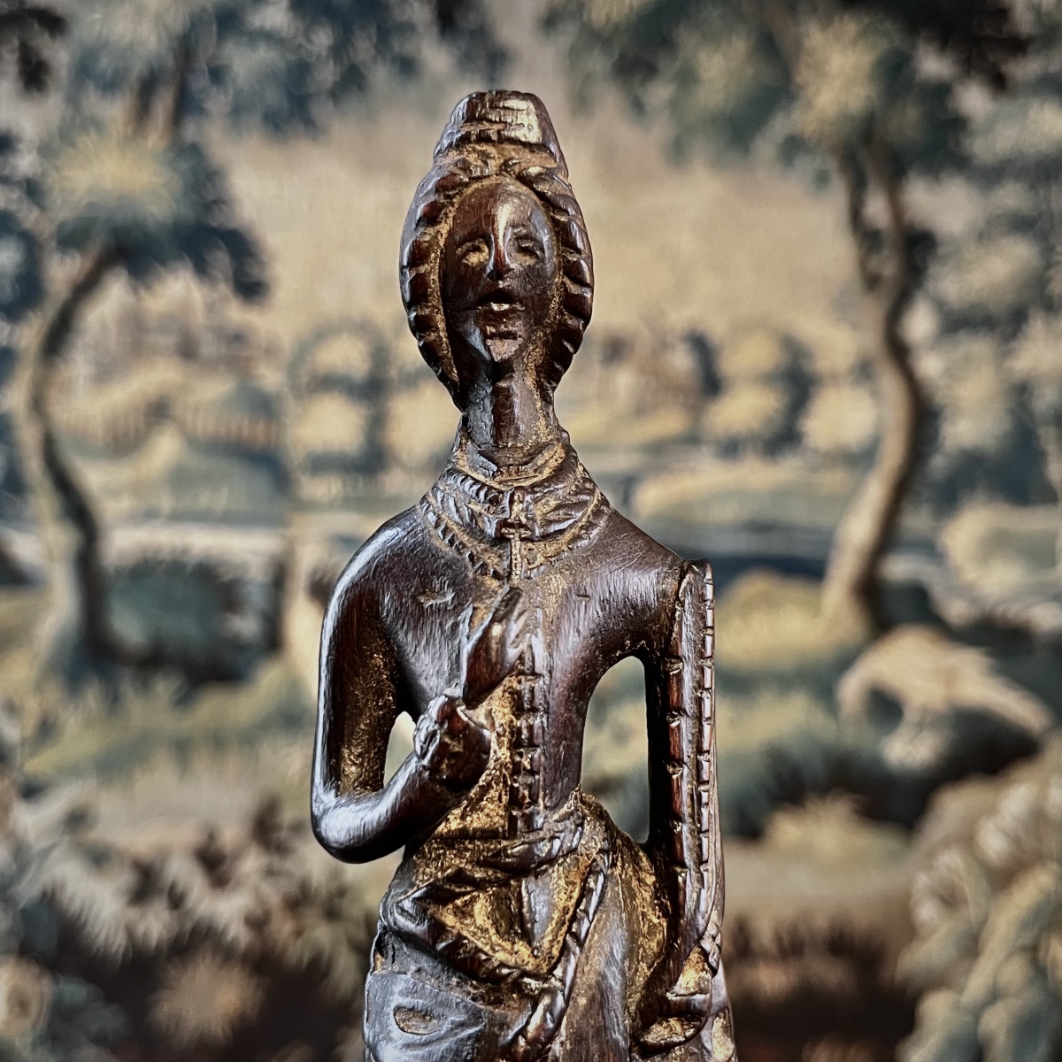 Sainte Barbe, talisman aux dés en bois sculpté - Art populaire fin XVIIIe - XIXe siècle