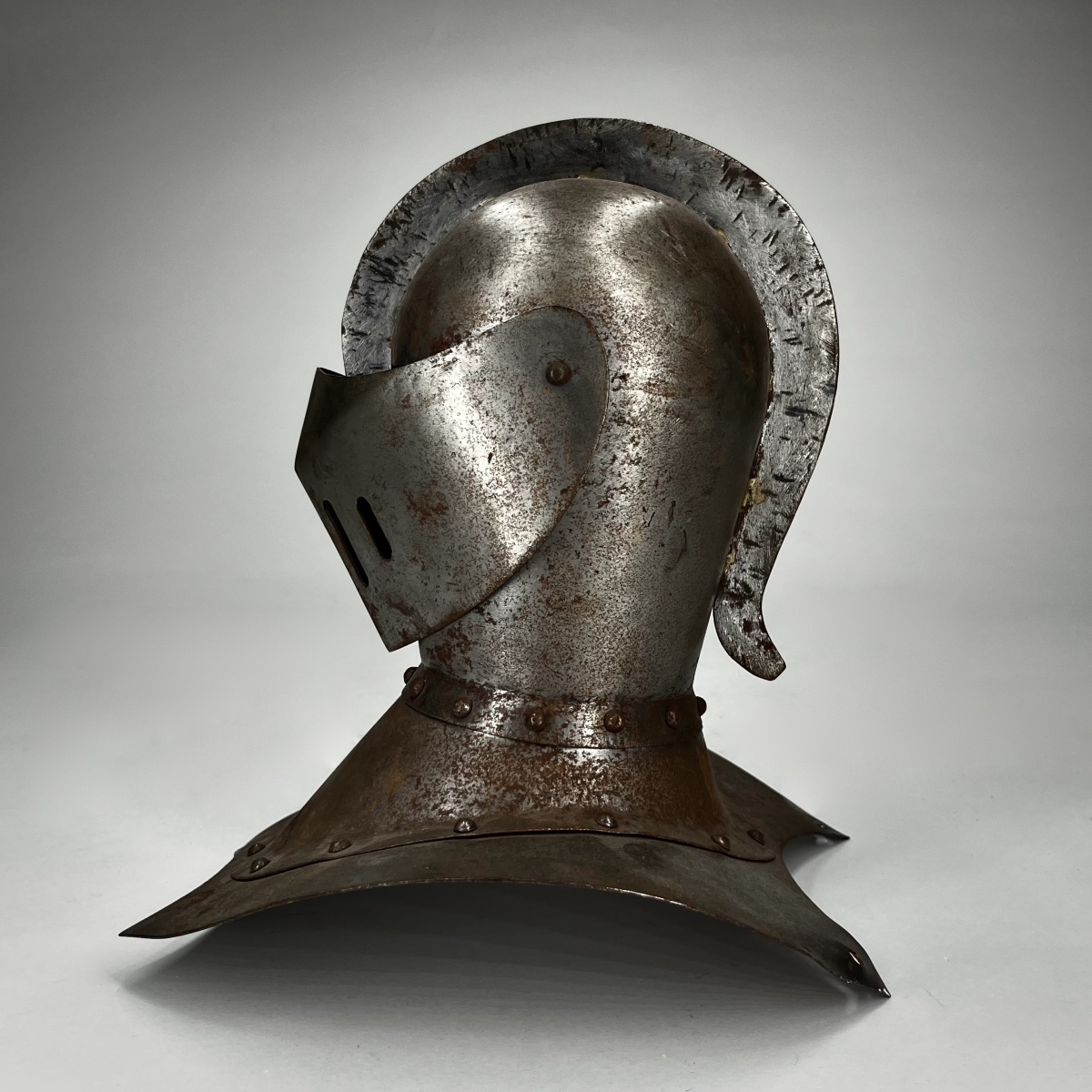 Armet décoratif en métal - Casque clos de style Haute Époque - XXe siècle-photo-1