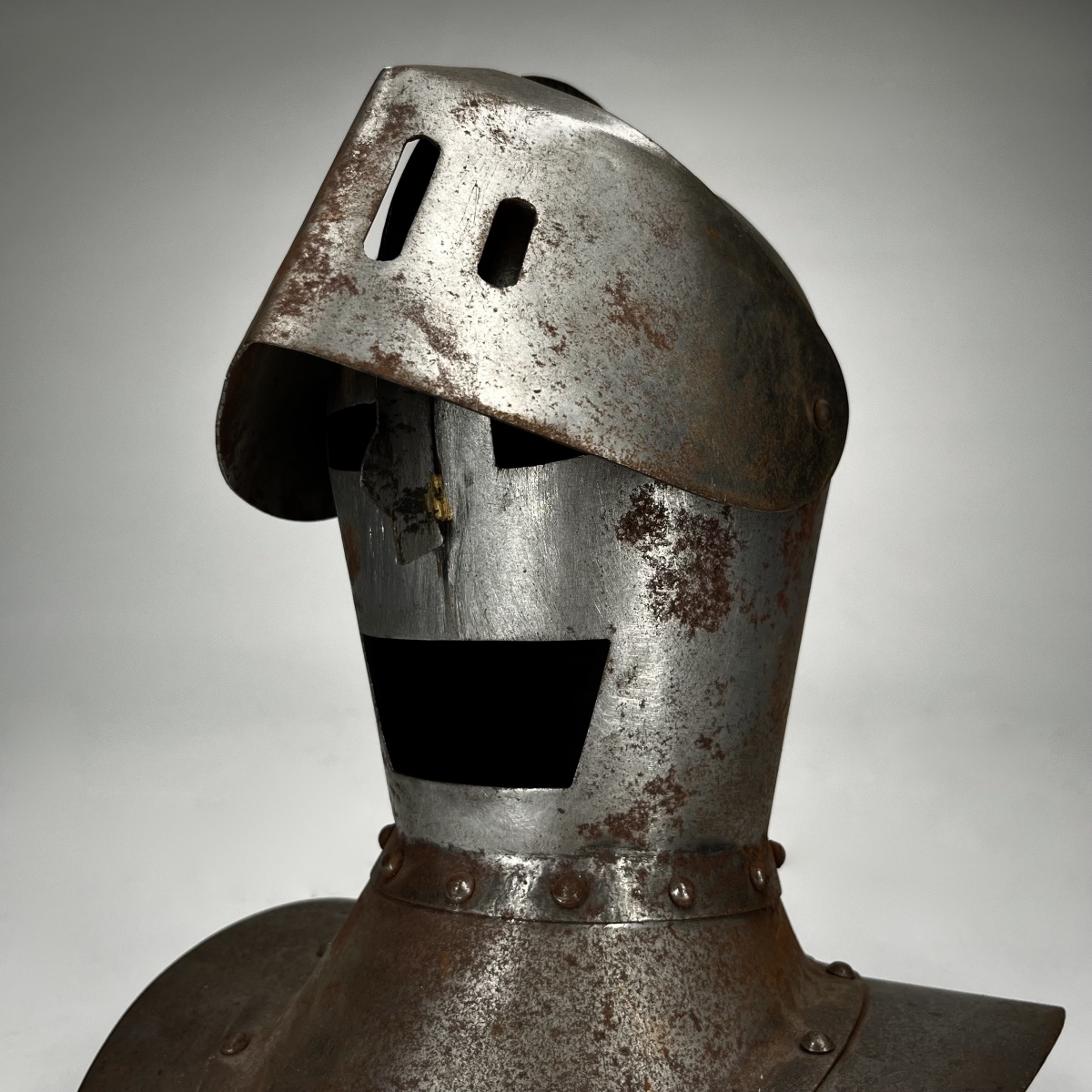 Armet décoratif en métal - Casque clos de style Haute Époque - XXe siècle-photo-3