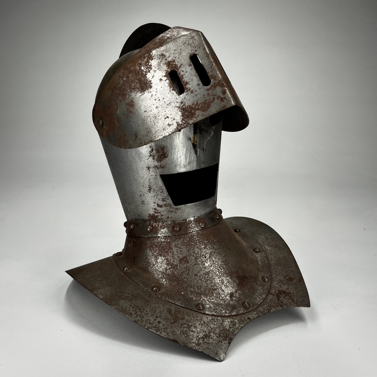 Armet décoratif en métal - Casque clos de style Haute Époque - XXe siècle-photo-4