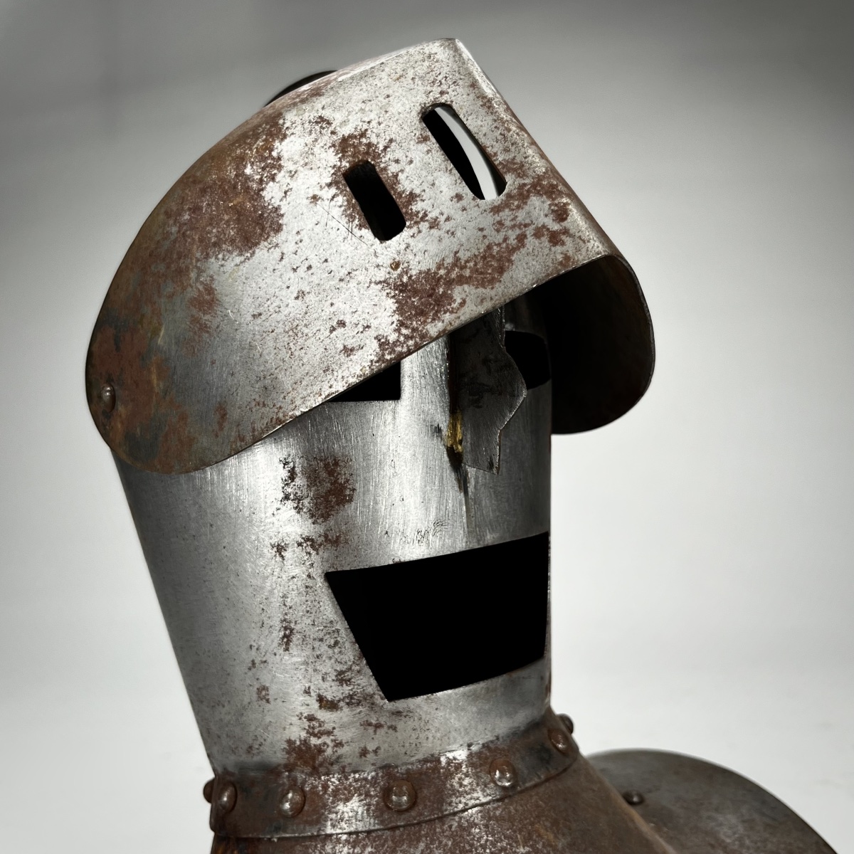 Armet décoratif en métal - Casque clos de style Haute Époque - XXe siècle-photo-5