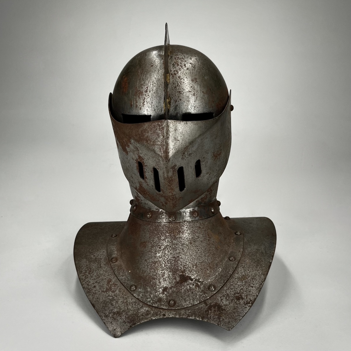 Armet décoratif en métal - Casque clos de style Haute Époque - XXe siècle