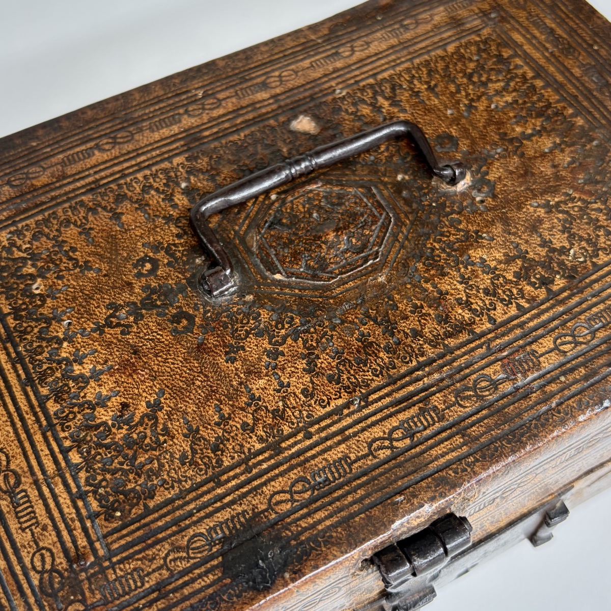 Louis XIV-era Embossed Leather Messenger's Case—late 17th To Early 18th Century -photo-6