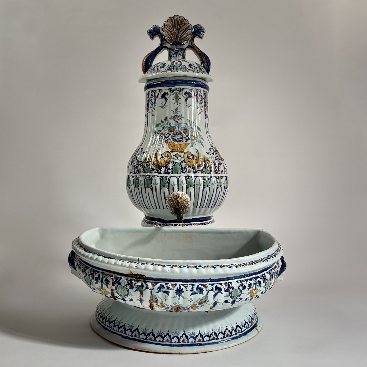 Fontaine d'applique et son bassin en faïence de Rouen – XVIIIe siècle 18e