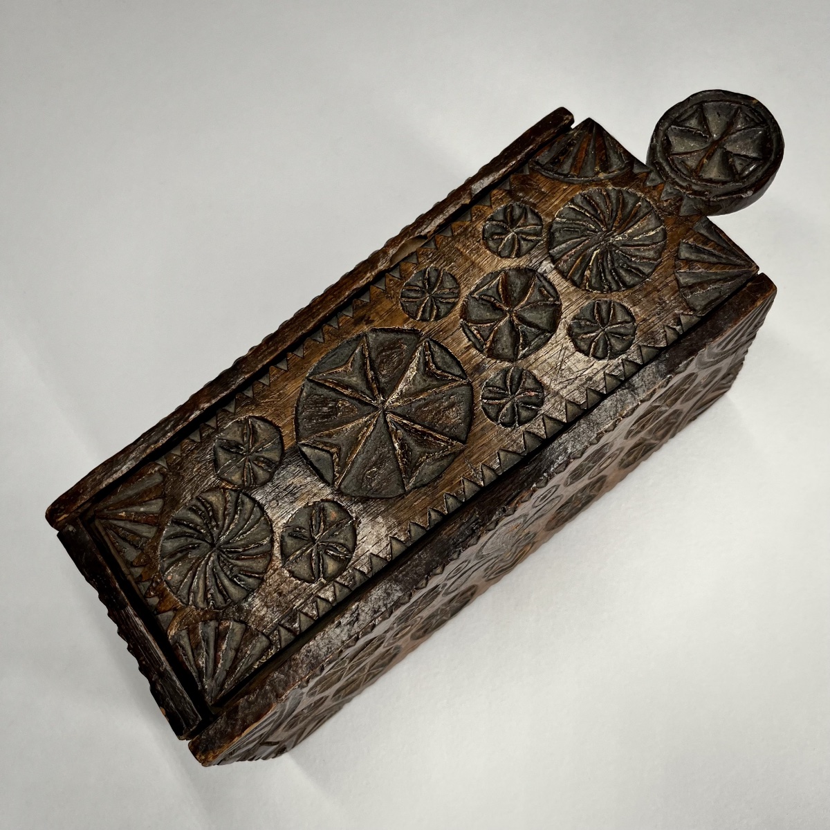 Coffret à glissière à décor IHS et lys - fin XVIIe XVIIIe - Art populaire - Marine de Loire ?-photo-1