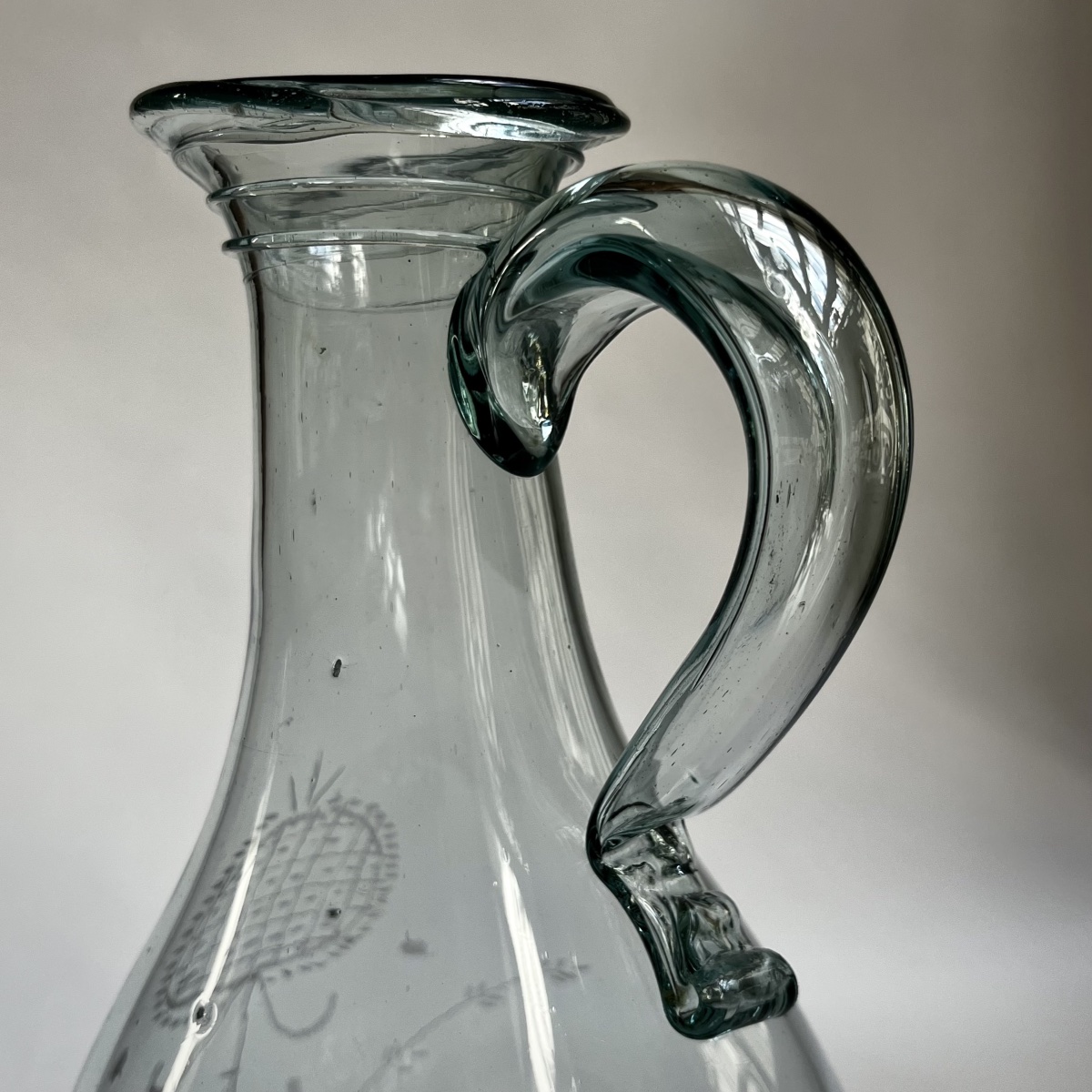 Glass Fern-shaped Pitcher With Engraved Decoration And A Fluted Neck, Late 18th Century, 18th-century Folk Art-photo-2