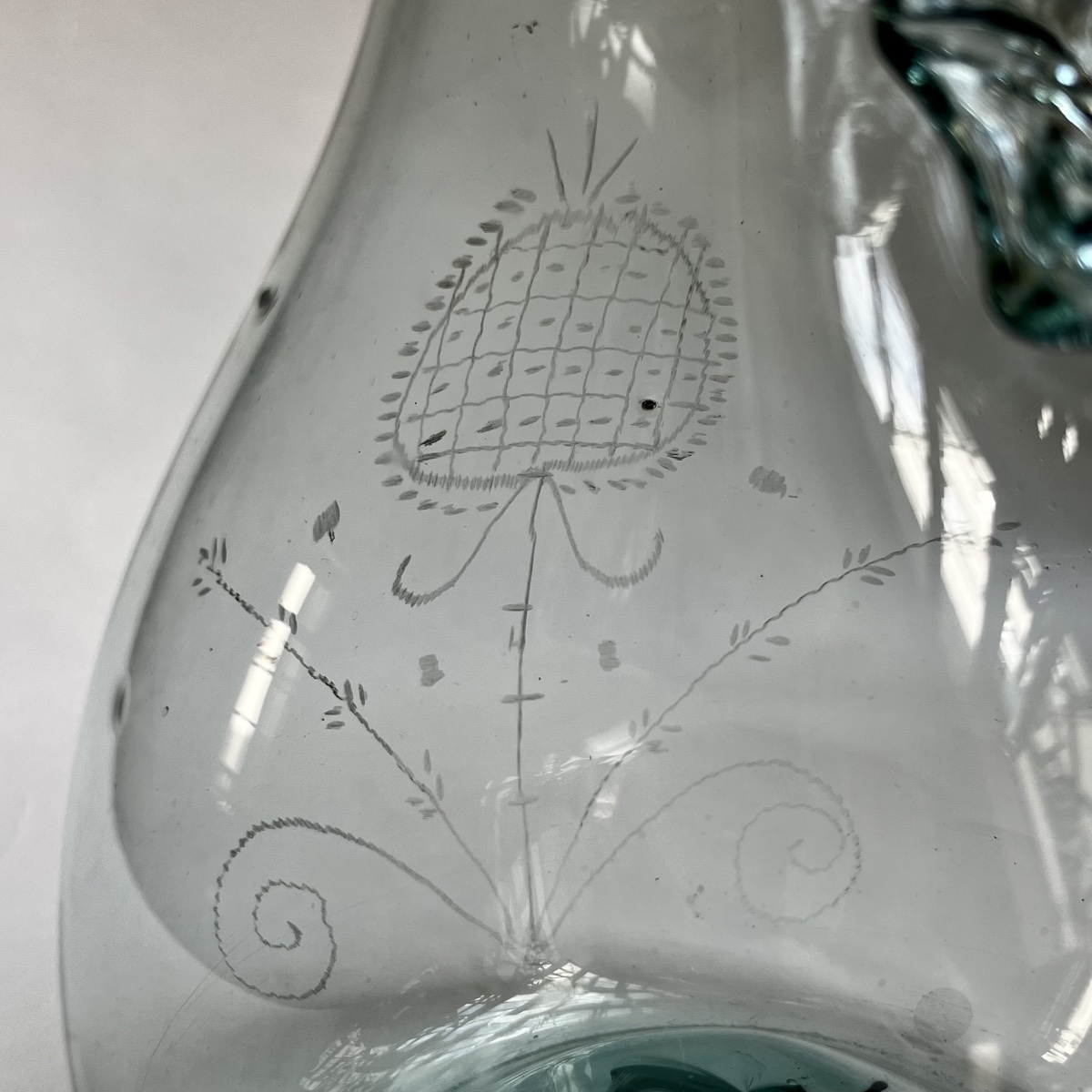 Glass Fern-shaped Pitcher With Engraved Decoration And A Fluted Neck, Late 18th Century, 18th-century Folk Art-photo-3