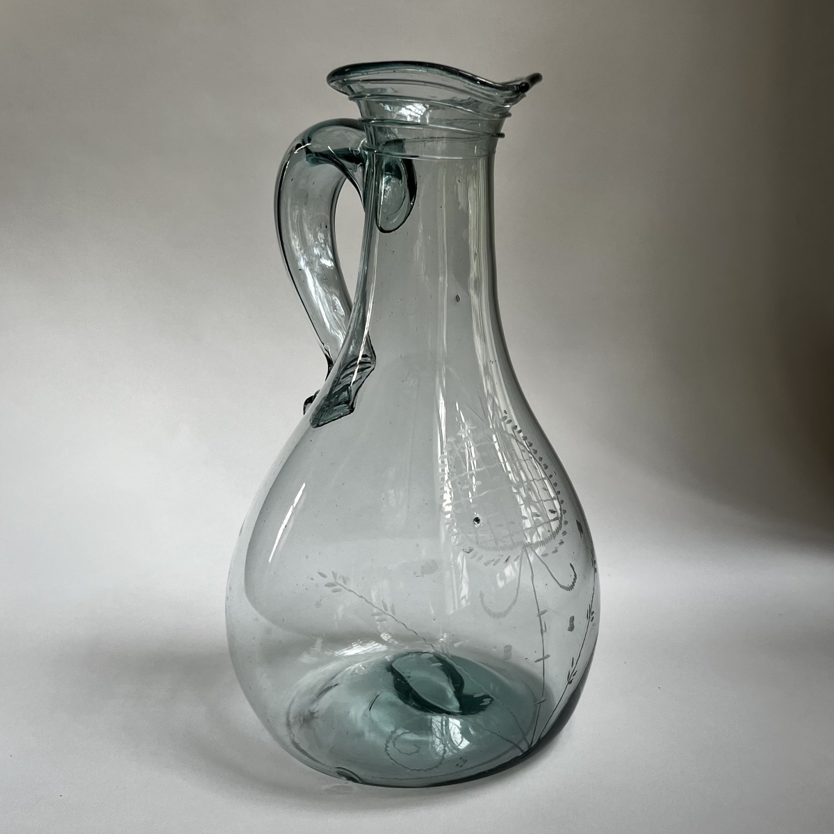 Glass Fern-shaped Pitcher With Engraved Decoration And A Fluted Neck, Late 18th Century, 18th-century Folk Art-photo-4