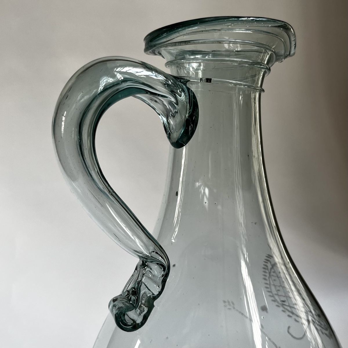 Glass Fern-shaped Pitcher With Engraved Decoration And A Fluted Neck, Late 18th Century, 18th-century Folk Art-photo-3