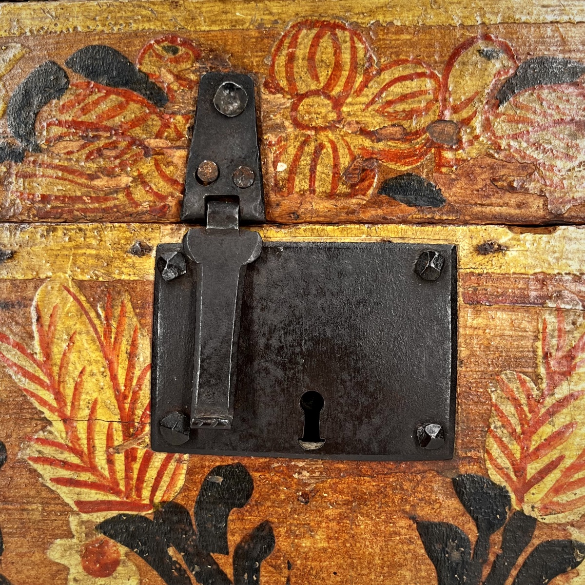 Ochre-colored Painted Wooden Normandy Wedding Chest  - 19th-century Folk Art Painted Trunk-photo-2