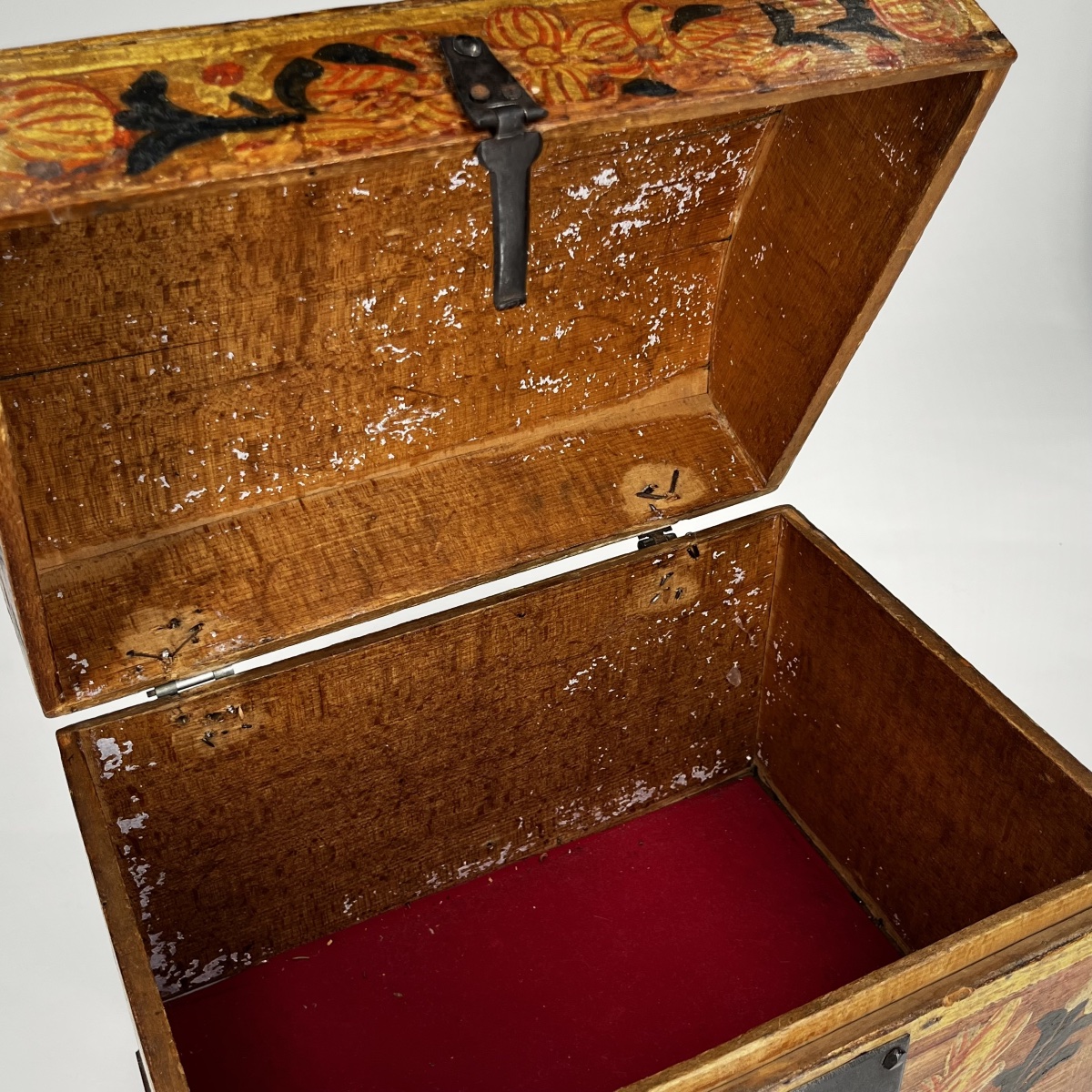 Ochre-colored Painted Wooden Normandy Wedding Chest  - 19th-century Folk Art Painted Trunk-photo-4