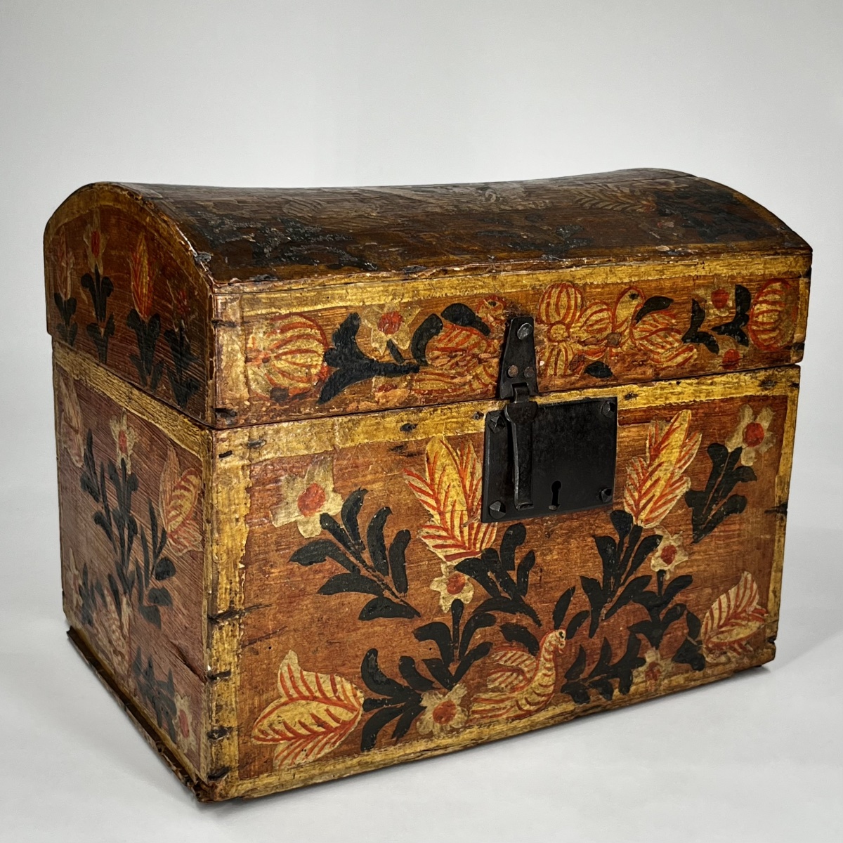 Ochre-colored Painted Wooden Normandy Wedding Chest  - 19th-century Folk Art Painted Trunk-photo-8
