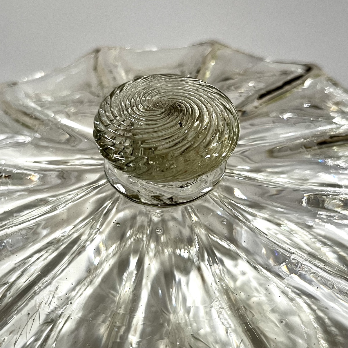 18th-century Blown-glass Candy Dish Or Bonbonniere With Fluted Decoration; 18th-century Candy Jar-photo-1