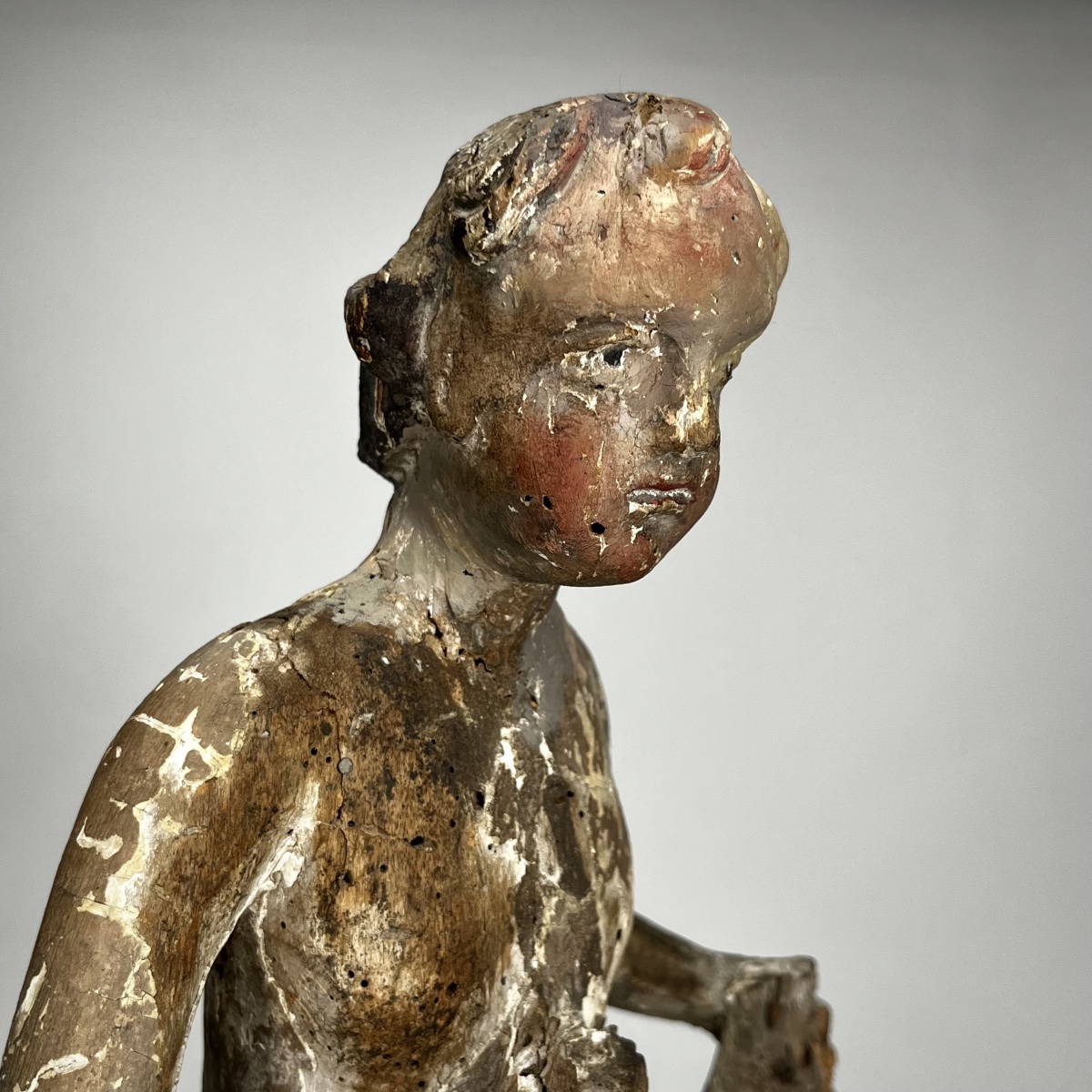 Figure juvénile en bois sculpté polychrome et doré – XVIIe siècle ange Haute Époque 17e -photo-5