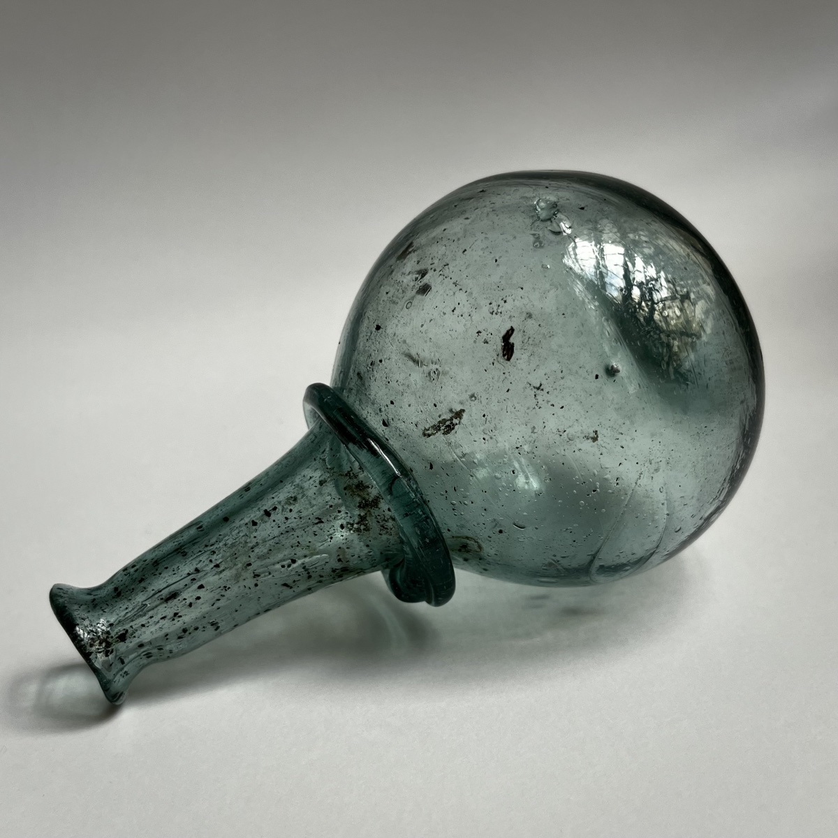 18th-century Blown-glass Apothecary Bottle - 18th-century Pharmacy Bottle -photo-1