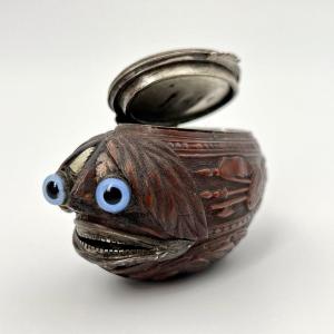 Tabati&egrave;re bo&icirc;te animal chim&eacute;rique aux yeux de verre en buis sculpt&eacute; XIXe si&egrave;cle