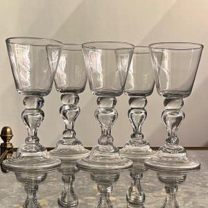 Ensemble de cinq verres soufflés à pied cloche du XVIIIe siècle verre bourguignon 18e