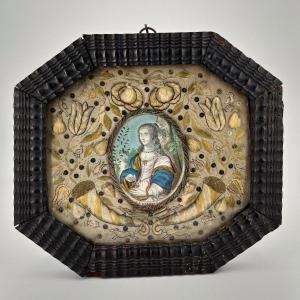 Gravure aquarellée Sainte Christine et broderie XVIIe siècle,  cadre octogonal en bois noirci