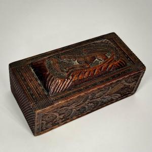 Petit coffret - boîte en bois sculpté d'un chien et de rinceaux art populaire XVIIIe XIXe