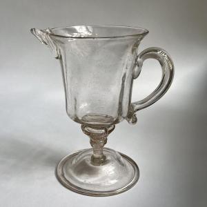 Aiguière casque en verre soufflé du début du XVIIIe siècle hanap 18e