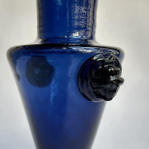 Vase à décor de mascarons en verre soufflé teinté bleu cobalt XVIIIe siècle Boyer Bordeaux 18e