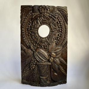 Porte montre décoré d'une couronne et de fruits en bois sculpté art populaire XVIIIe siècle 18e