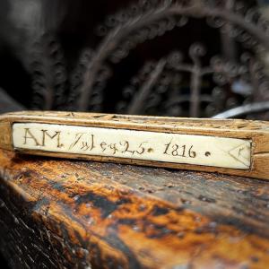 Affiquet de mariage daté 1816 en bois monoxyle et os - Angleterre XIXe siècle art populaire 19e